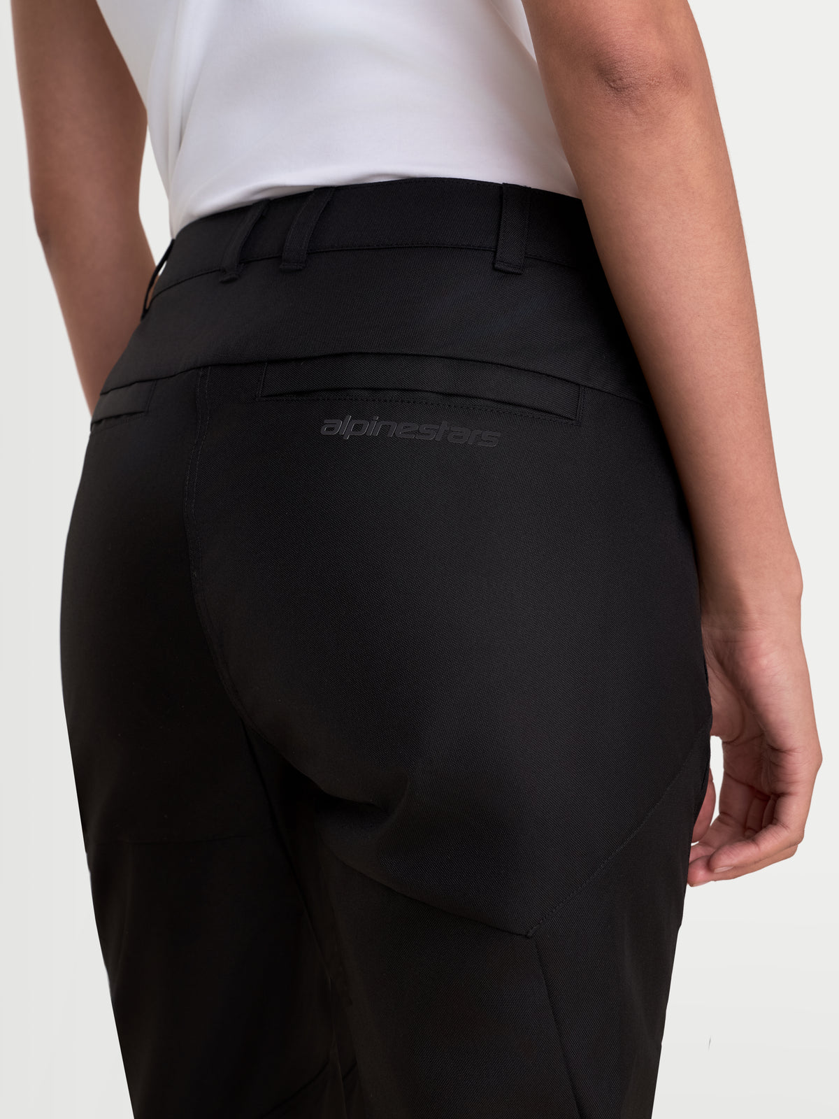 Alpinestars Stella C-1 Waterproof broek, waterdichte motorbroek voor dames in het zwart, achteraanzicht met riemlussen, achterzakken met overlapconstructie en tonale Alpinestars-branding