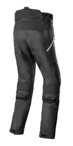 Alpinestars Stella Bogotá Pro Drystar 4 Seasons Broek, adventure motorbroek voor dames, zwart, achteraanzicht met technische textielconstructie, verstelbare kuitbanden en reflecterende details aan de zijkant.