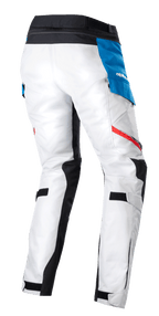 Alpinestars Stella Honda Andes V3 Drystar® damesbroek, adventure touring motorbroek, Ice Gray Blue Bright Red, achteraanzicht met ijsgrijze textielconstructie, blauwe zijzak met wit logo, zwarte tailleband en rode accentstrepen