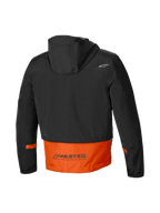 Alpinestars Mootant Wasserdichter Parka, urbane Herren-Motorradjacke, Rückansicht mit angebrachter Kapuze und reflektierendem MO.ST.EQ.-Schriftzug in Schwarz und Orange