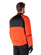 Vue arrière d'un motard portant la Parka Imperméable Alpinestars Mootant en Spicy Orange et noir, dotée d'un panneau supérieur en maille noire et du logo réfléchissant MO.ST.EQ., veste de moto utilitaire moderne.