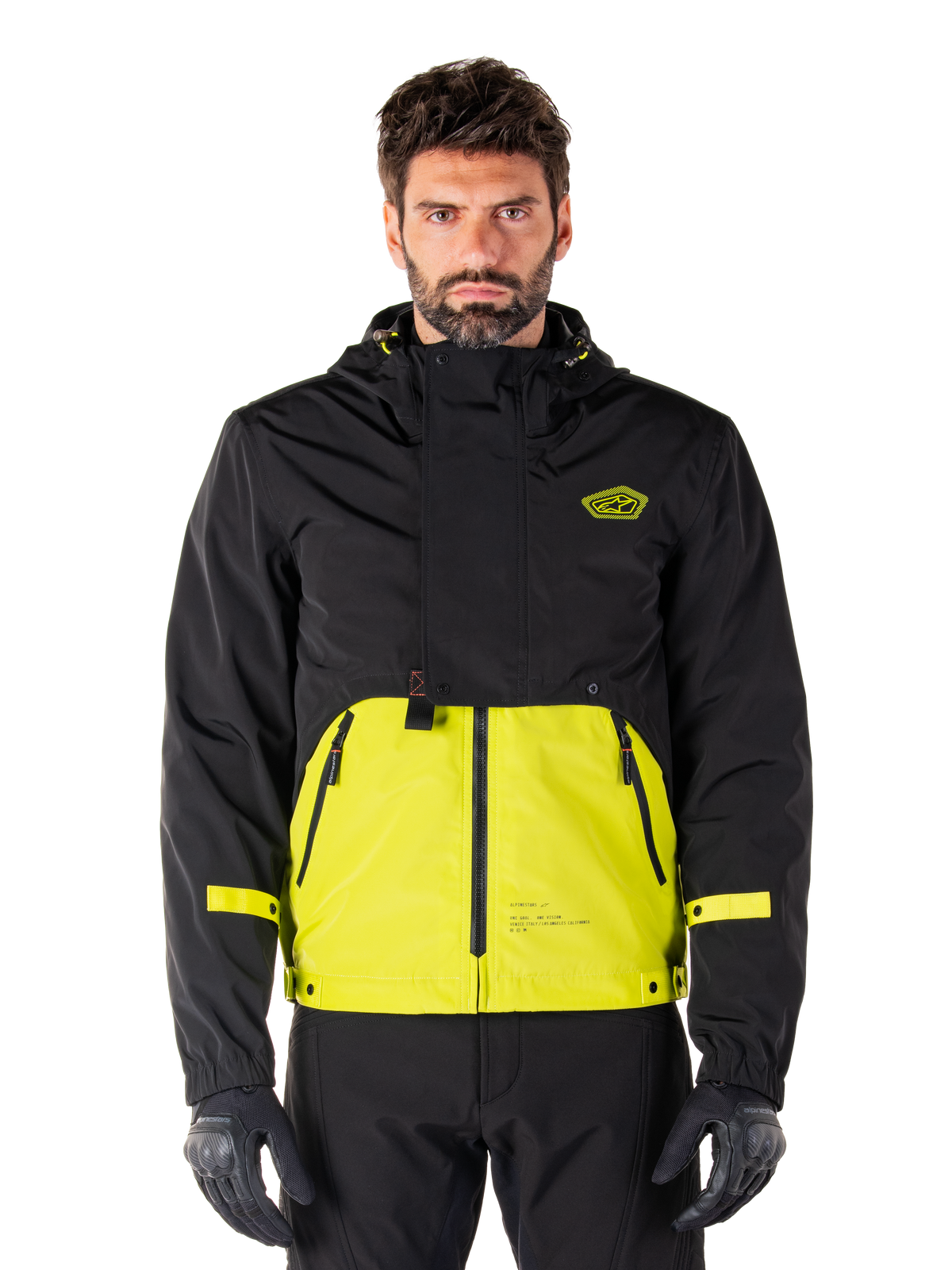 Alpinestars Mootant Waterproof Parka, Motorrad-Tourenjacke, Lime Punch und Schwarz, zweifarbiges Design mit Kapuze, leuchtgelber unterer Rumpf und schwarzer Oberkörper, gelbe Ärmelriemen, Logo auf der Brust, technischer modularer Stil