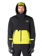 Alpinestars Mootant Waterproof Parka, Lime Punch Black motorjas, vooraanzicht, modulair 3-in-1 ontwerp met zwart bovengedeelte en fel limoengroen ondergedeelte, voorzien van een capuchon met trekkoord en logo op de borst, gedragen met zwarte broek en motorhandschoenen