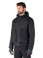 Alpinestars Morush Wasserdicht Parka, urbane Herren-Motorradjacke, Schwarz, Textil, CE-zertifiziert, Tech-Air® Ready, mit Kapuze, getragen von einem Mann.