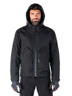 Alpinestars Morush Wasserdicht Parka, urbane Motorradjacke für Herren, Schwarz, wasserdichtes Textilgewebe mit sturmfester Kapuze und großen Utility-Taschen, minimalistisches Design.