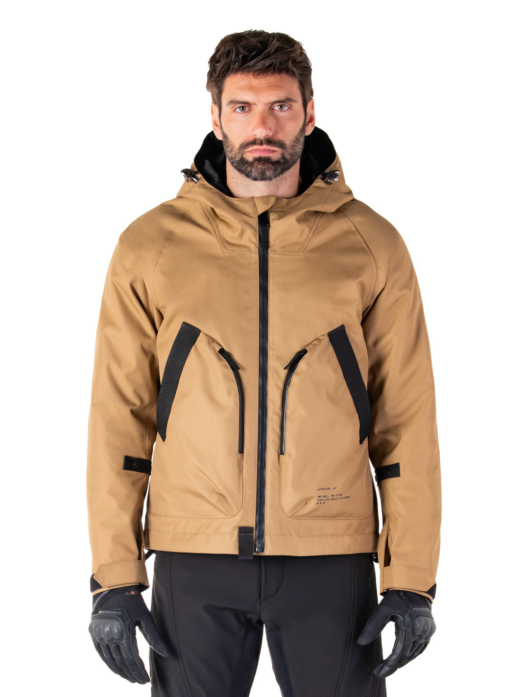 Alpinestars Morush Waterproof Parka, Utility Brown en zwarte motorjas met capuchon, urban rijuitrusting, vooraanzicht met zwarte rits en grote schuine zakken