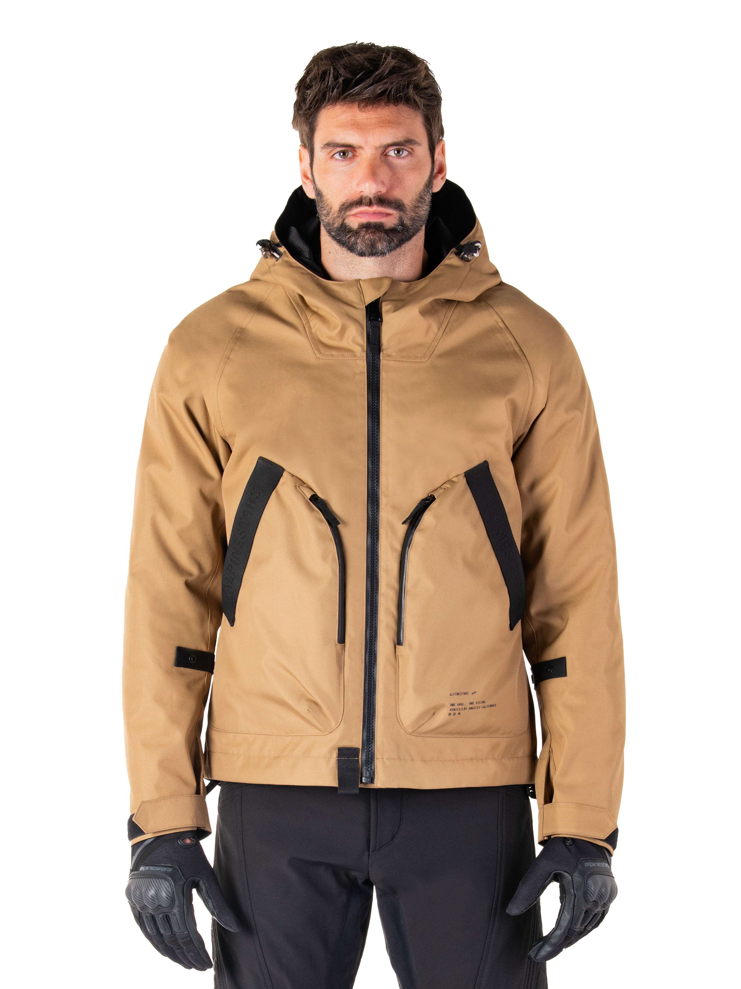 Alpinestars Morush Wasserdichter Parka, Motorradjacke mit Kapuze in Utility Brown und Schwarz, Urban-Fahrbekleidung, Vorderansicht mit schwarzem Reißverschluss und großen schrägen Taschen