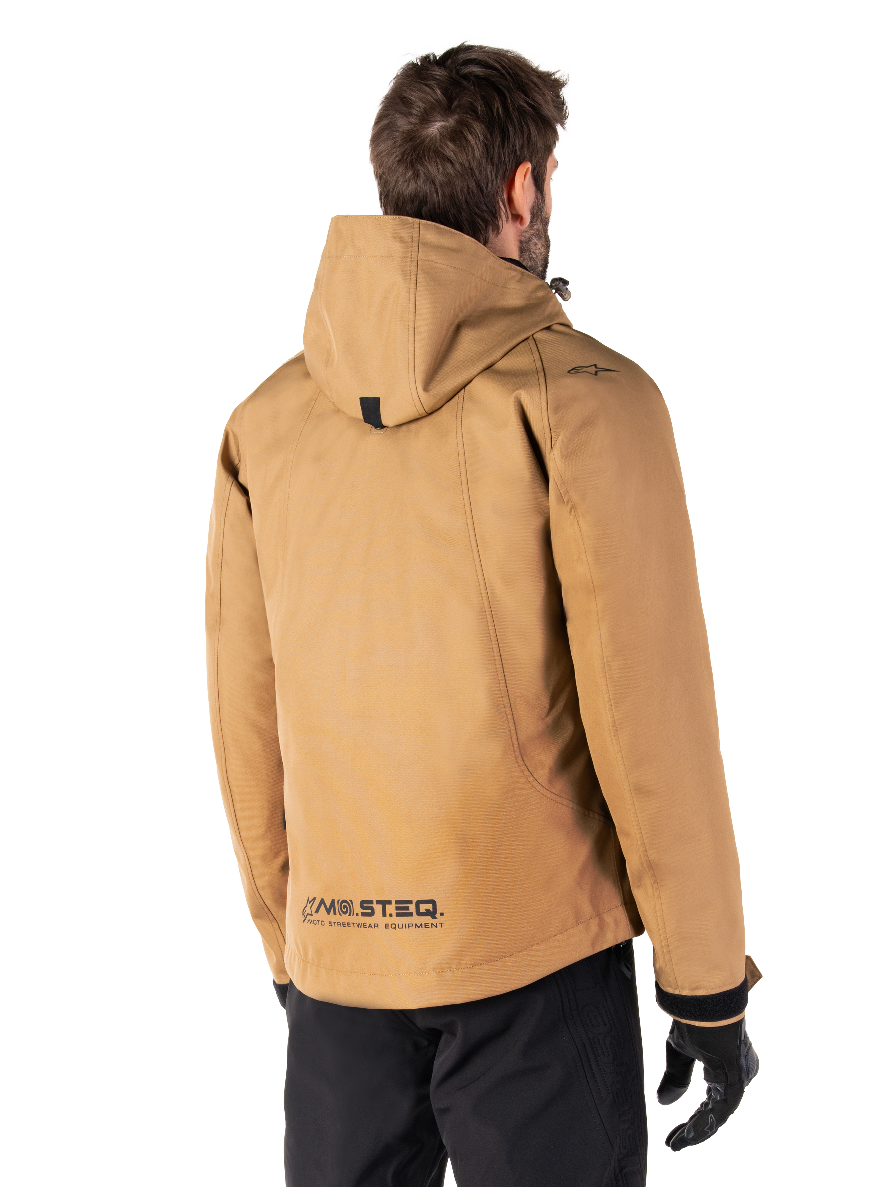 Alpinestars Morush Waterproof Parka, motorjas, Utility Brown, achteraanzicht met capuchon en reflecterende MO.ST.EQ.-branding, stedelijk streetwear-geïnspireerd ontwerp met moderne functionaliteit voor motorrijders