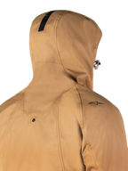 Alpinestars Morush Waterproof Parka, Utility Brown, close-up van de achterzijde en capuchon, met een klein zwart ster-logo op de schouder en een drukknop voor het vastzetten van de capuchon, waterdichte urban motorjas