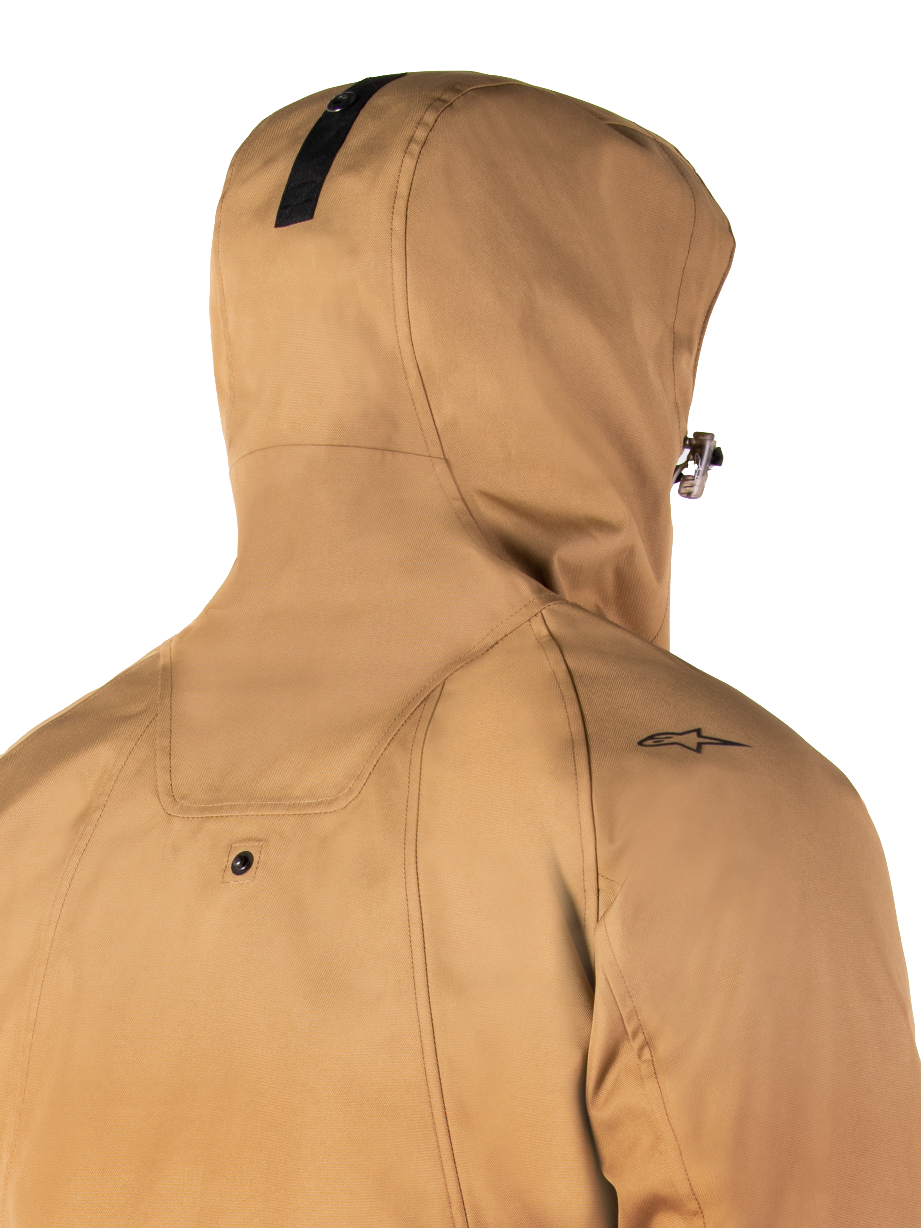 Alpinestars Morush Waterproof Parka, Utility Brown, close-up van de achterzijde en capuchon, met een klein zwart ster-logo op de schouder en een drukknop voor het vastzetten van de capuchon, waterdichte urban motorjas