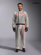 Alpinestars Kart Regenanzug, transparenter Regenkombi für Herren, Vorderansicht am Model mit asymmetrischem Reißverschluss und elastischem Bund