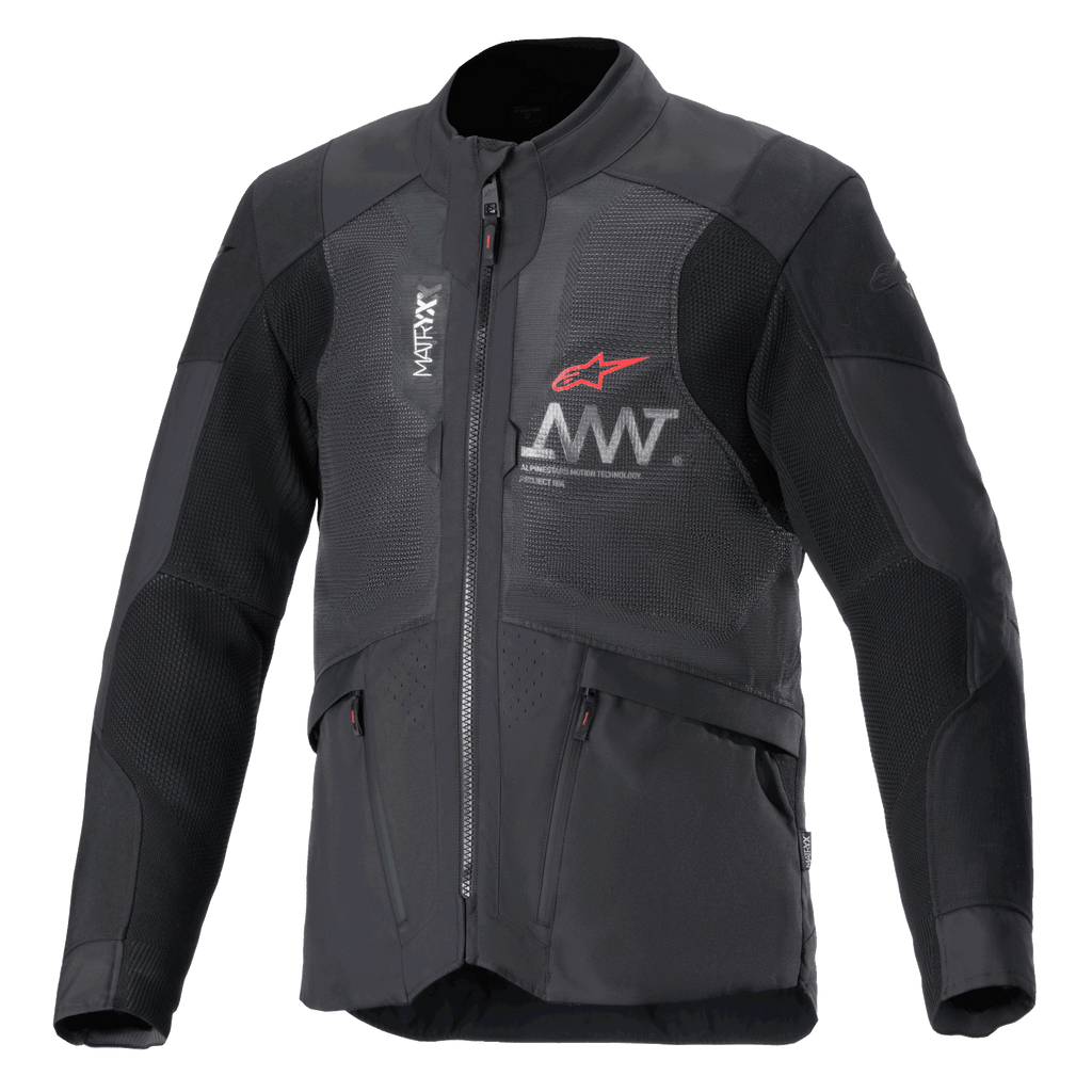 Alpinestars AMT-7 Air Jacket, veste de moto, noir et Dark Shadow, panneaux de ventilation en maille MATRYX sur la poitrine, logo étoile rouge avec marquage AMT argenté, poches cargo avant zippées, design textile pour l'aventure et le touring routier