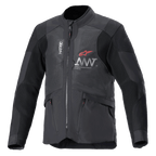 Alpinestars AMT-7 Air Jacket, veste de moto, noir et Dark Shadow, panneaux de ventilation en maille MATRYX sur la poitrine, logo étoile rouge avec marquage AMT argenté, poches cargo avant zippées, design textile pour l'aventure et le touring routier