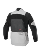Veste Alpinestars AMT-7 Air, vue arrière, Tan et Dark Shadow, veste de moto technique avec un grand panneau en maille MATRYX® au dos, texte « Alpinestars Motion Technology » et logo rouge, conçue pour le touring d'aventure en été