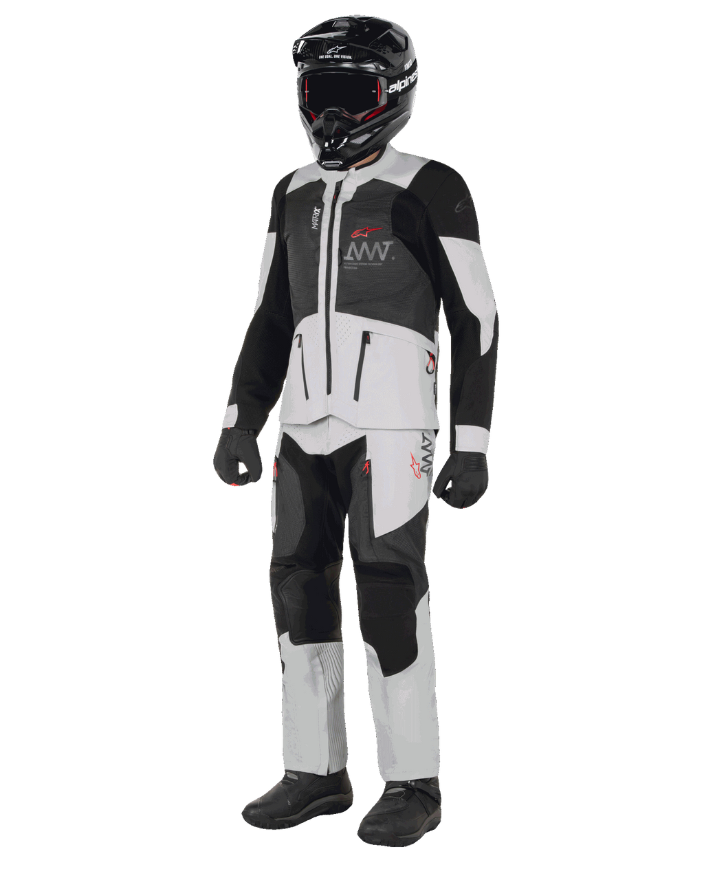 Veste Alpinestars AMT-7 Air, Blanc et Dark Shadow, veste de moto aventure avec panneaux de ventilation MATRYX, portée avec un pantalon assorti, un casque noir et des gants, vue d'ensemble d'un équipement de conduite professionnel.