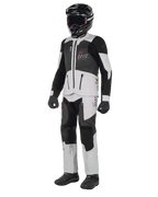 Veste Alpinestars AMT-7 Air, Blanc et Dark Shadow, veste de moto aventure avec panneaux de ventilation MATRYX, portée avec un pantalon assorti, un casque noir et des gants, vue d'ensemble d'un équipement de conduite professionnel.