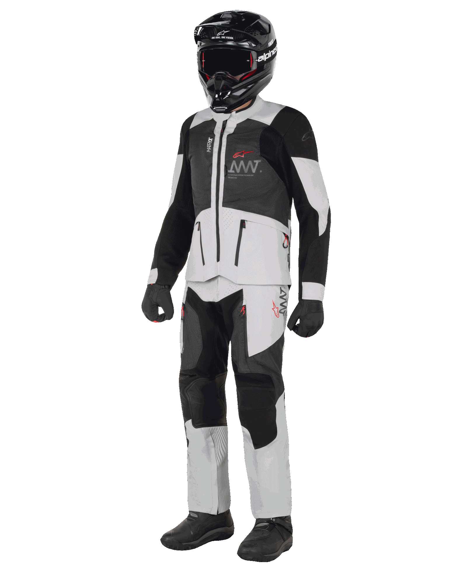 Veste Alpinestars AMT-7 Air, Blanc et Dark Shadow, veste de moto aventure avec panneaux de ventilation MATRYX, portée avec un pantalon assorti, un casque noir et des gants, vue d'ensemble d'un équipement de conduite professionnel.