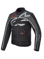 Veste Alpinestars Axton, veste de moto, noir anthracite rouge tangerine, avec un grand logo gris enveloppant sur la poitrine, des écussons rouges de la marque, construction en textile et cuir, design d'inspiration racing vintage pour la conduite urbaine et sur route