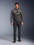 Veste Alpinestars Axton, veste de moto, Noir Anthracite Rouge Tangerine, portée par un mannequin avec un pantalon sombre, dotée d'un logo Alpinestars gris enveloppant, de patchs rouges de la marque et d'une coque en textile résistante à l'eau pour la conduite urbaine