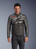 Veste Alpinestars Axton, veste de moto urbaine pour homme, noir et anthracite avec des touches de rouge, dotée d'un large motif graphique gris clair enveloppant, écussons avec logo rouge sur la poitrine et la poche, fermeture éclair frontale et poignets zippés, design de course d'inspiration vintage pour la conduite urbaine