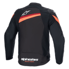 Alpinestars T-GP Plus R V4 Jas, achteraanzicht, zwart en rood fluo, textiele sportieve motorjas, voorzien van wit Alpinestars-logo op de bovenrug en merknaam op de onderste zoom, diagonale rode strepen over de schouders en rug, voorgevormde mouwen.