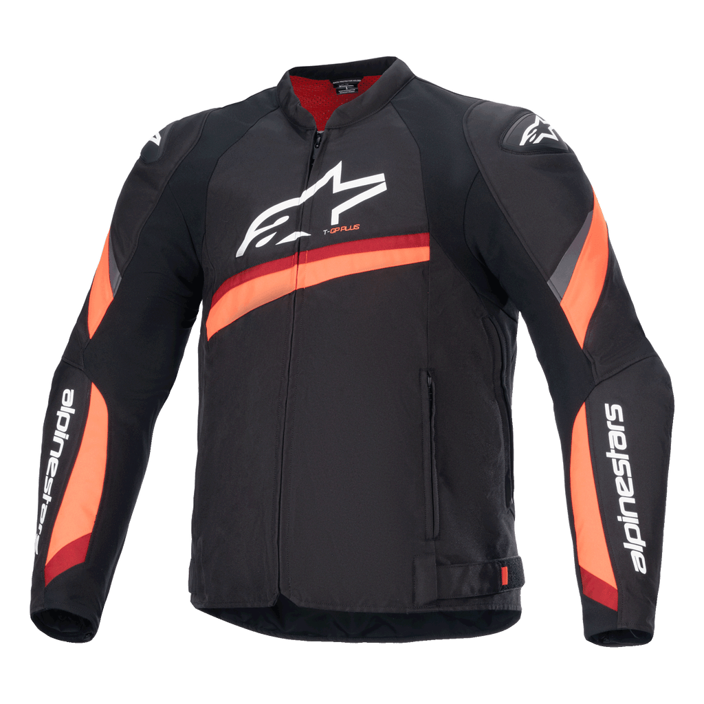 Alpinestars T-GP Plus R V4 jas, zwarte motorjas met rode en fluo oranje strepen, groot wit logo op de borst, sportief textielontwerp met rode kraagvoering en merklogo's op de mouwen, hoogwaardige sportieve motoruitrusting