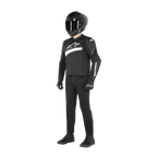 Pilote portant la veste Alpinestars T-GP Plus R V4 Airflow Noir et Blanc, veste de moto en textile avec panneaux en mesh et logo Alpinestars blanc, associée à un casque noir, des gants de pilotage noirs, un pantalon noir et des chaussures noires.