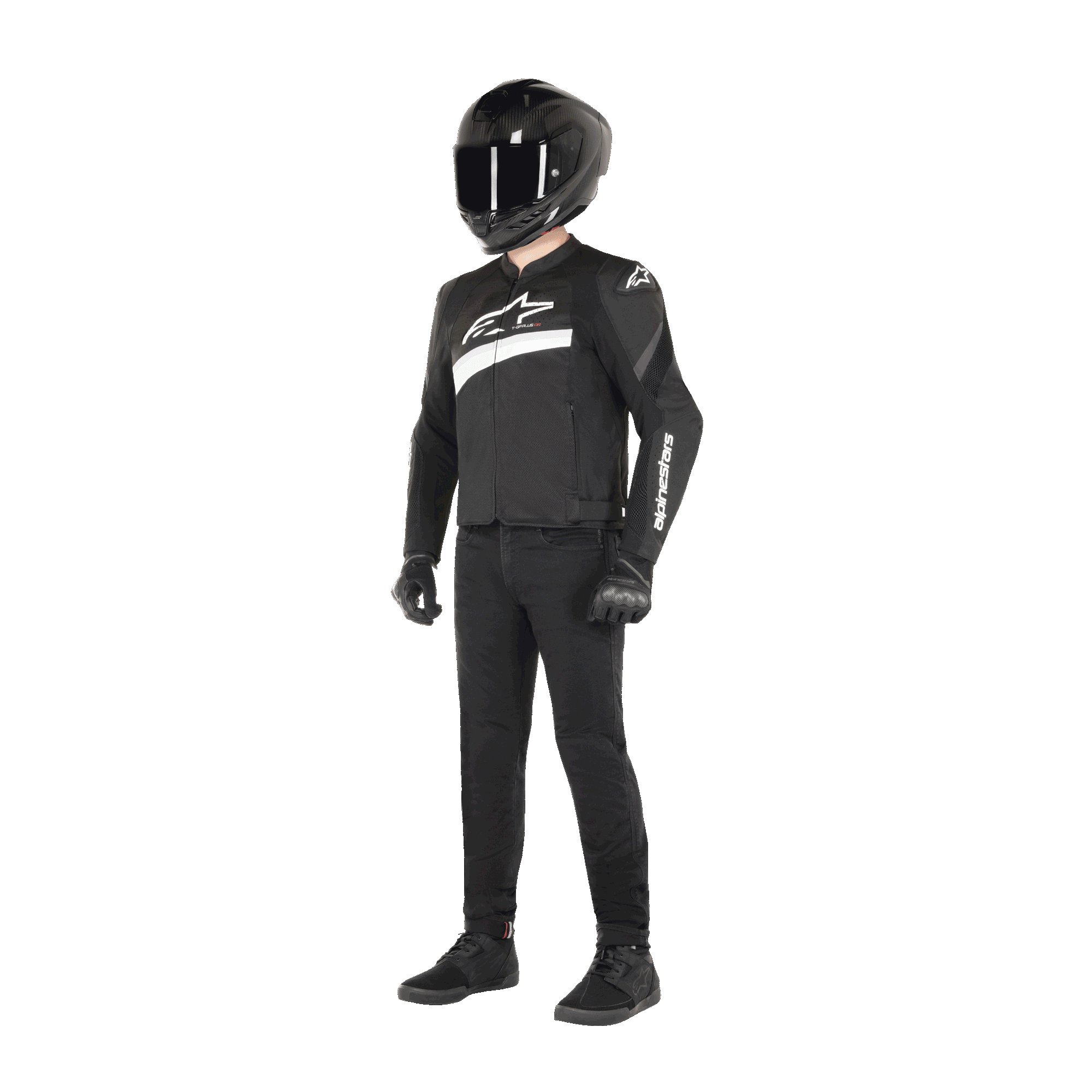 Pilote portant la veste Alpinestars T-GP Plus R V4 Airflow Noir et Blanc, veste de moto en textile avec panneaux en mesh et logo Alpinestars blanc, associée à un casque noir, des gants de pilotage noirs, un pantalon noir et des chaussures noires.
