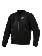 Alpinestars Flight Air Jacke in Schwarz, urbane Motorradjacke im Bomber-Stil, hochbelüftete 3D-Mesh-Paneele, robuste Polygewebe-Verstärkungen, kleines weißes Logo auf der Brust, gerippter Stretchkragen und -bündchen