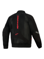 Veste Alpinestars Flight Air, noir et rouge vif, vue arrière montrant la construction en maille 3D, logo Alpinestars vertical rouge sur le dos, silhouette de style bomber avec taille et poignets côtelés, logo blanc sur la manche