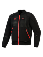 Veste Alpinestars Flight Air, Noir Rouge Vif, vue de face d'une veste de moto légère de style bomber dotée de panneaux en maille 3D, de fermetures éclair rouges contrastantes et du logo Alpinestars rouge sur la poitrine.