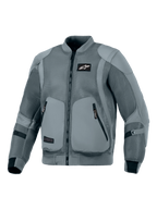 Alpinestars Flight Air Jacke, Storm Gray, Urbane Motorradjacke, von Bomberjacken inspirierte Silhouette mit großflächigen 3D-Mesh-Belüftungseinsätzen, gerippter Stretch-Kragen und Ärmelbündchen, schwarzes Astars-Logo auf der Brust, externe Protektorentaschen, konzipiert für Fahrten bei heißem Wetter.