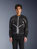 Alpinestars Unite Jacke, minimalistische urbane Motorradjacke, Schwarz und Dunkelgrau mit weißen Akzenten, weißer Frontreißverschluss, reflektierende Paspeln und Alpinestars-Branding auf Brust und Ärmeln, moderner Streetwear-Stil für Motorradfahrer