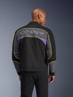 Alpinestars Unite Jacke, Urbane Motorradjacke, Schwarz Asphalt Violett, Rückansicht mit grauen Panels und violetten Akzenten, limettengelbe Paspelierung, großer Alpinestars-Schriftzug auf dem oberen Rücken, minimalistisches Streetwear-Design