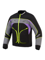 Alpinestars Unite Jacke, urbane Motorradjacke, Schwarz Asphalt Violett mit neongelben Akzenten, mit 3-lagiger Softshell-Konstruktion, fluoreszierenden gelben Reißverschlüssen und Paspeln, grauem und lila Color-Blocking und Alpinestars-Logo auf der Brust und am Kragen.