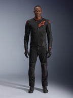 Veste Alpinestars Viper Air V4 en Noir et Rouge Fluo, portée par un mannequin avec pantalon et gants noirs assortis, présentant des panneaux en mesh pour la circulation de l'air et un logo Alpinestars rouge sur la poitrine, équipement de route sportif pour moto