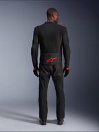 Veste Alpinestars Viper Air V4, noir et rouge fluo, vue de dos sur mannequin, portée avec un pantalon et des gants de moto assortis, logo rouge fluorescent vif au bas du dos, construction en mesh pour la circulation de l'air, coupe athlétique pour la conduite sur route