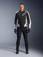 Alpinestars Viper Air V4 Jas, zwart-witte motorjas met groot wit logo op de borst, gedragen door een mannelijk model met zwarte broek en handschoenen, voorzien van meshpanelen voor ventilatie, sportieve motorkleding voor op de weg