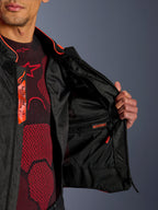 Détail de l'intérieur de la veste Alpinestars Viper Air V4, montrant le compartiment intérieur imperméable et la doublure en maille technique respirante, avec des accents rouge fluo et noir et le marquage Tech-Air Ready