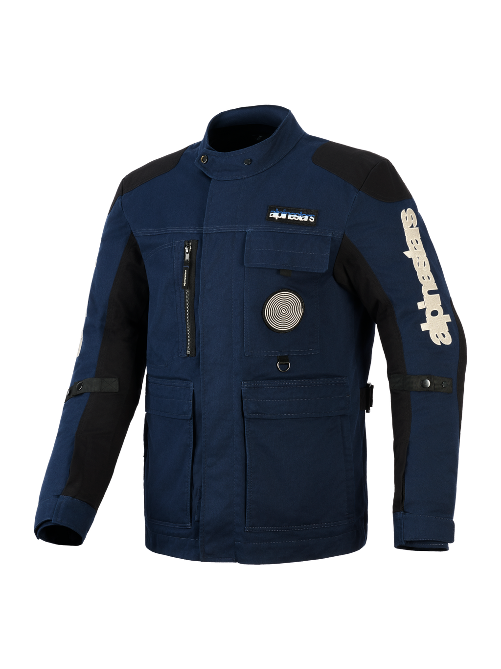 Alpinestars Dice Jacke, urbane Motorradjacke im Field-Style, Dunkelblau mit schwarzen Schulter- und Ärmeleinsätzen, mehrere Utility-Taschen, vertikale Brusttasche mit Reißverschluss, kreisförmige Spiralgrafik, großes weißes Alpinestars-Logo auf dem Ärmel, strapazierfähige wasserabweisende Textilkonstruktion
