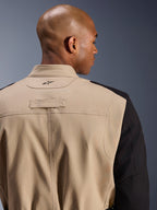 Veste Alpinestars Dice, veste de moto urbaine, beige et noir, gros plan sur le col arrière et l'épaule, avec logo brodé, construction robuste en sergé de polycoton, style workwear urbain