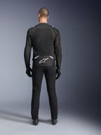 Alpinestars T-Sps Air V2 Jacke, Rückansicht, schwarz-weiße Textil-Motorradjacke, mit großem Mesh-Rückenpanel für maximale Luftzirkulation und weißem Astars-Logo am unteren Rücken, kombiniert mit schwarzer Motorradhose und Handschuhen