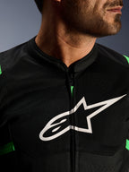 Nahaufnahme der Alpinestars T-SPS Air V2 Jacke, Schwarz und Neongrün, mit atmungsaktiven Tech-Mesh-Einsätzen, zentralem Reißverschluss und markantem weißen Alpinestars-Sternlogo auf der Brust, Performance-Motorradausrüstung