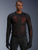 Alpinestars Troop-Air Pro Jacket, technische gepantserde motorjas, zwart en fluo rood, met rode ritstrekkers en Alpinestars-logo, ademende mesh-panelen met rode onderlaag, gedragen met bijpassende zwarte motorbroek en handschoenen