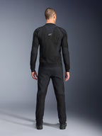 Alpinestars Troop-Air Pro Jacket, achteraanzicht, zwart, technische motorjas met grote mesh ventilatiepanelen en een wit Alpinestars-logo, gecombineerd met een zwarte broek, urban contemporary rijkleding
