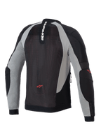 Alpinestars Troop-Air Jacke, Motorrad-Air-Jacke, Schwarz, Ash Gray und leuchtendes Rot, Rückansicht mit technischer Mesh-Konstruktion, vertikales Alpinestars-Branding am Kragen, rote Stern-Logos am unteren Rücken und an den Ellbogen.