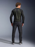 Alpinestars Troop-Air jas, Zwart Geel Fluo, achteraanzicht op een model, voorzien van een groot 2D tech mesh rugpaneel voor ventilatie, technische motorjas gedragen met zwarte motorbroek en laarzen, urban motorstijl