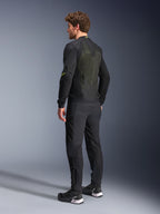 Alpinestars Troop-Air Jas in Black Yellow Fluo, achteraanzicht van een mannelijk model dat de technische luchtjas draagt, met een groot mesh rugpaneel met gele accenten en fluogele Alpinestars-logo's, gecombineerd met een zwarte motorbroek.
