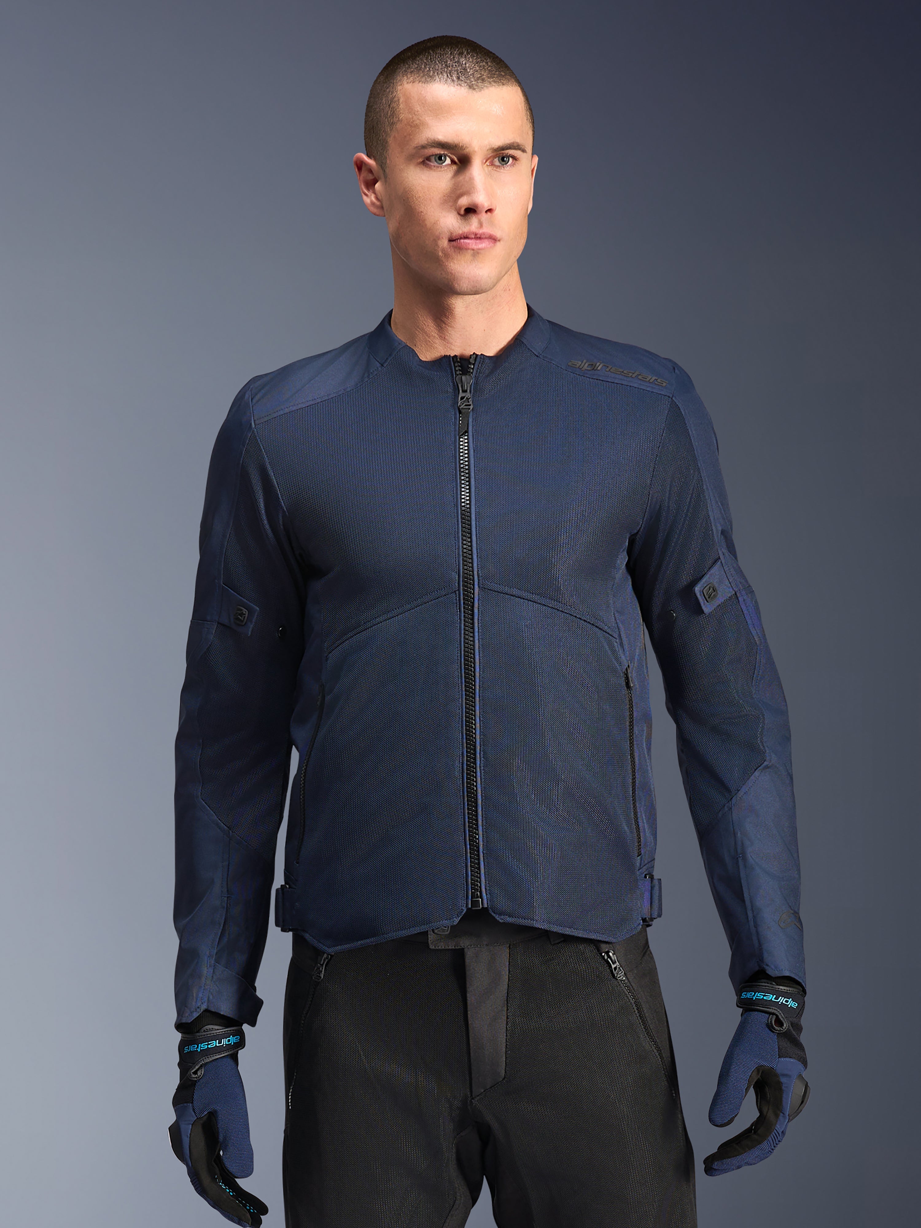 Alpinestars C-1 Air jas, blauwe herenmotorjas voor urban touring, mesh-panelen, CE-gecertificeerd, gedragen door een model.