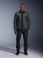 Veste Alpinestars Ignite Air en Urban Gray Black Blue, veste de moto de style Harrington avec col chemise et construction en maille, portée par un homme avec un jean en denim foncé et des baskets noires, style streetwear urbain pour motards.